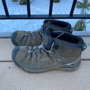 Women’s KEEN waterproof hiking boots size 9